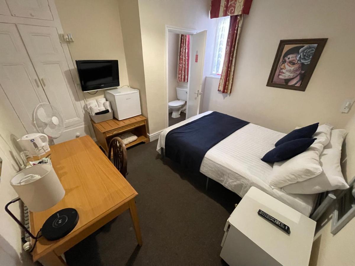 Victoria House - Self Catering Quiet Guesthouse - Adult Singles And Couples Only Μπλάκπουλ Εξωτερικό φωτογραφία